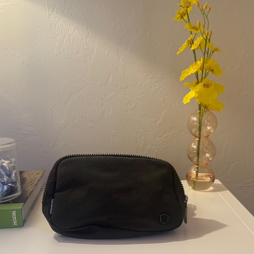 Beautiful lululemon belt bag in a gorgeous olive camo color!